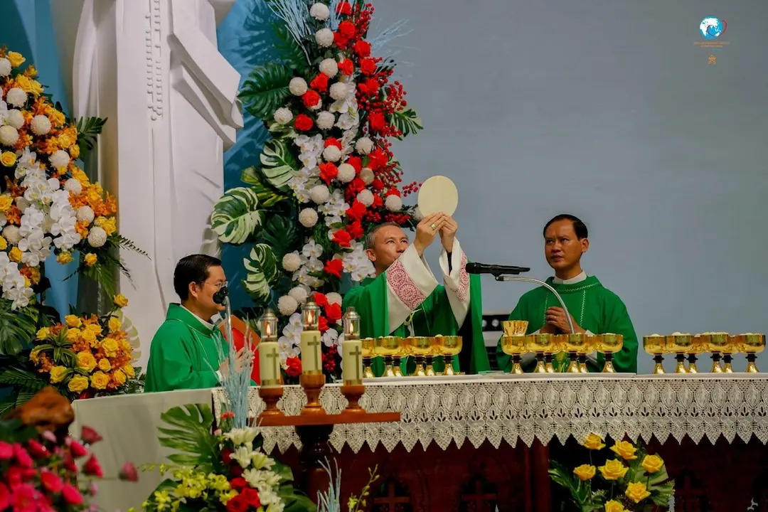 Khai mạc tuần triển lãm “Phép lạ Thánh Thể trên thế giới – Dấu ấn đức tin của Thánh Carlo Acutis” tại Trung tâm Hành hương Đức Mẹ Núi Cúi